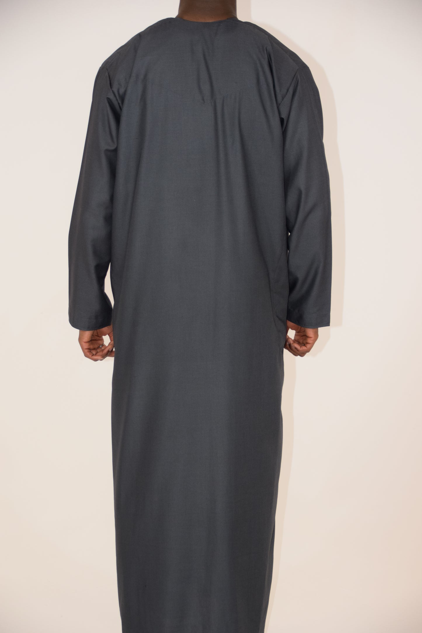Thobe Emirati Hannawi - Gris Oscuro