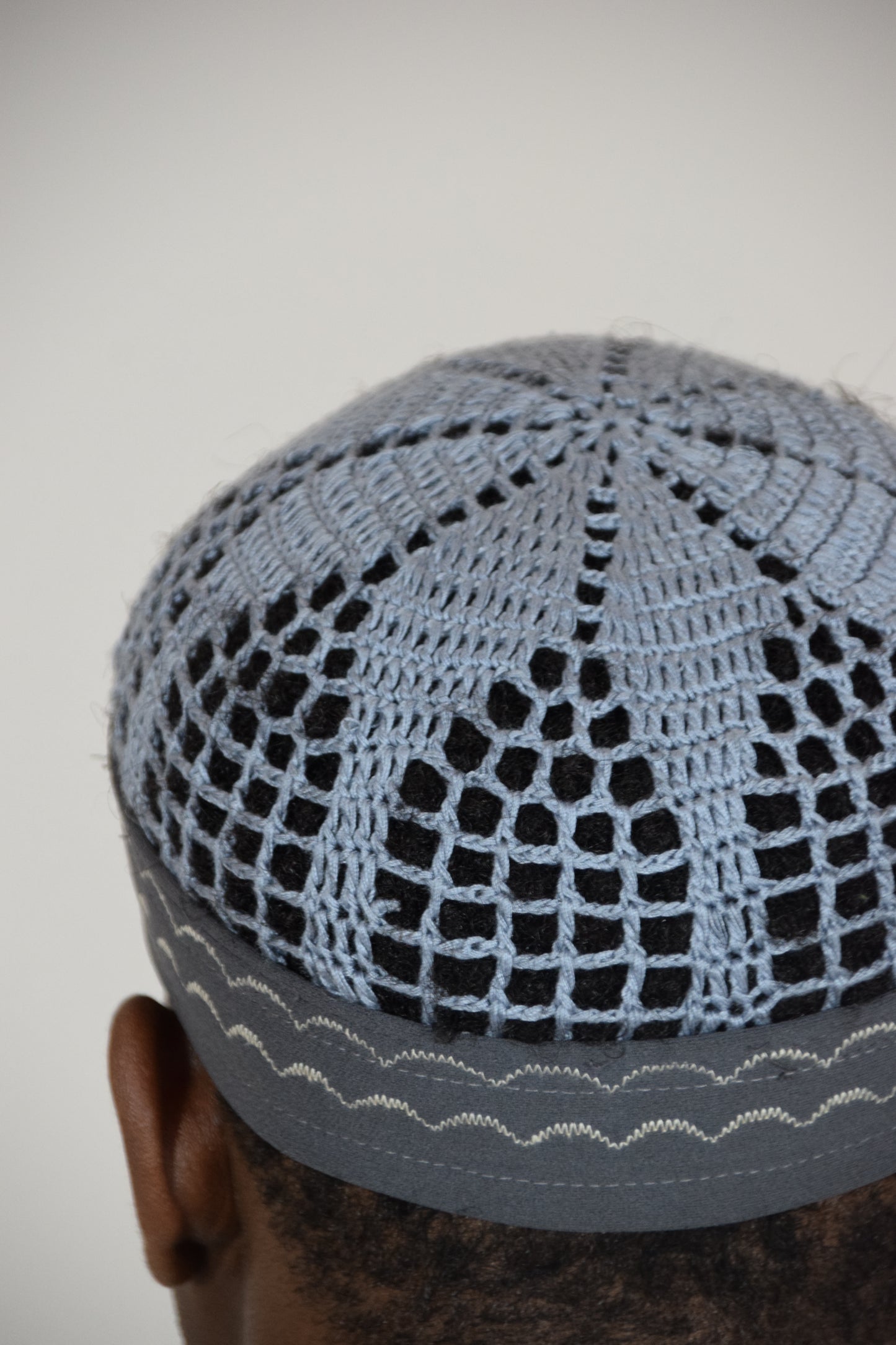 Kufi Egipcio Bordado Clásico – Azul claro y Gris