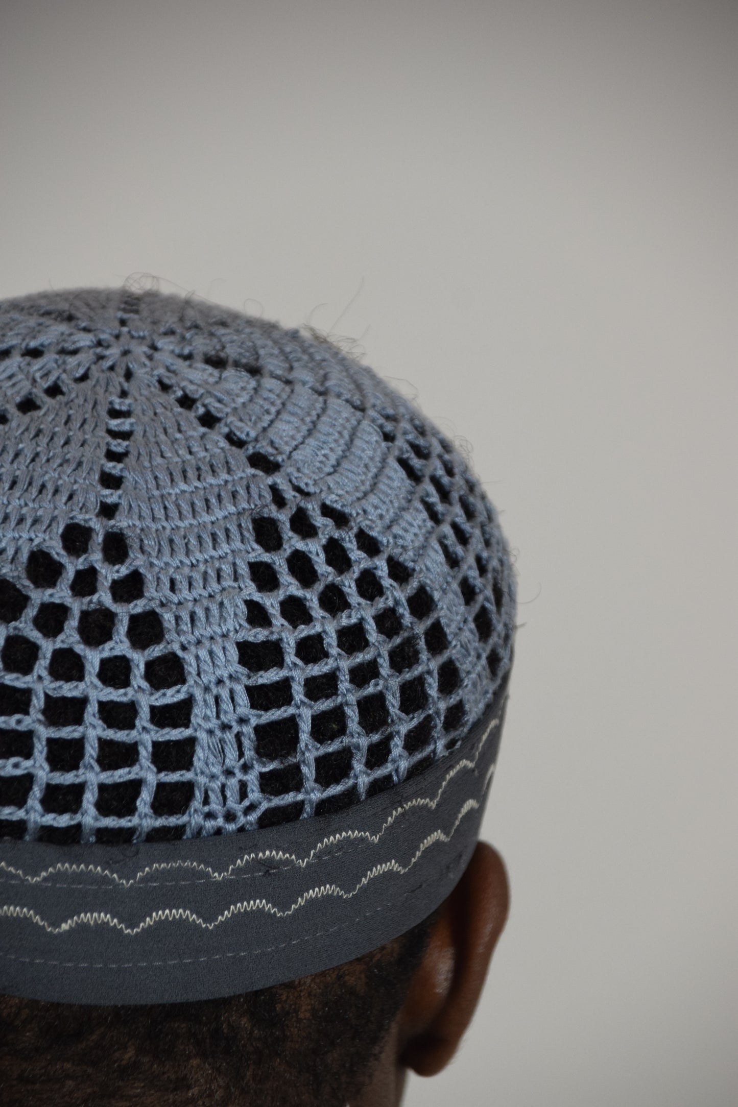 Kufi Egipcio Bordado Clásico – Azul claro y Gris