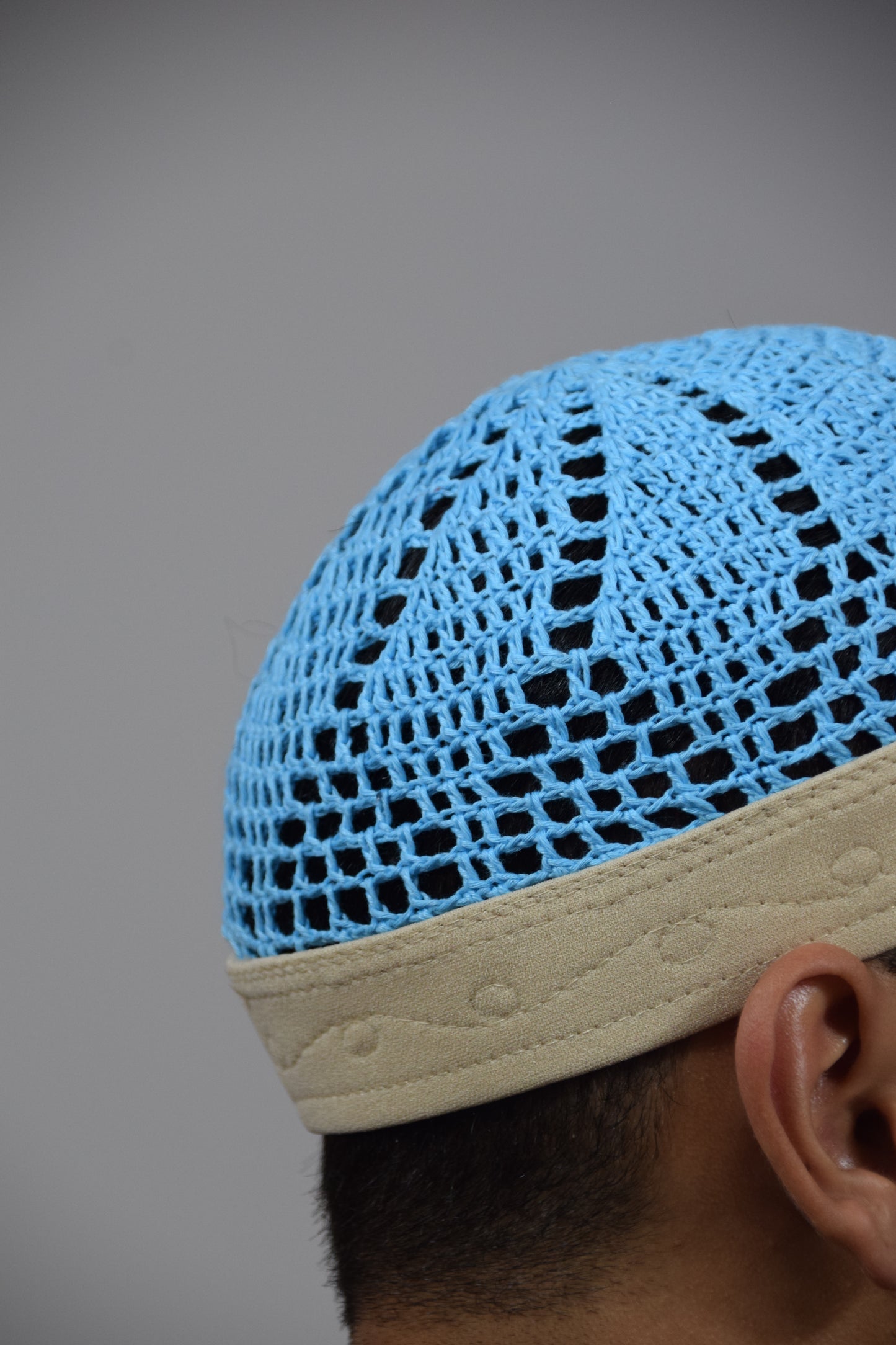 Kufi Egipcio Bordado Clásico – Azul cielo y beige