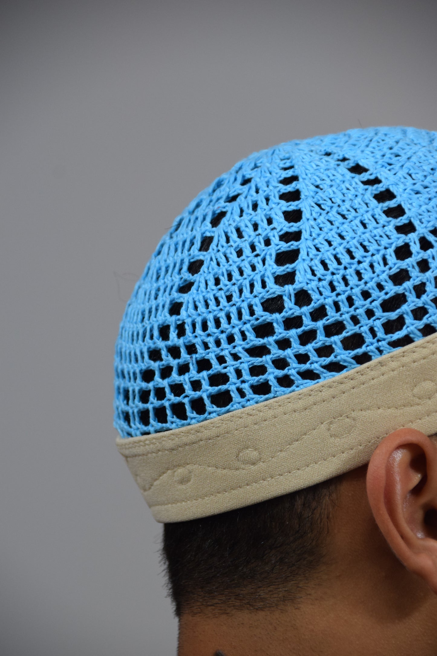 Kufi Egipcio Bordado Clásico – Azul cielo y beige