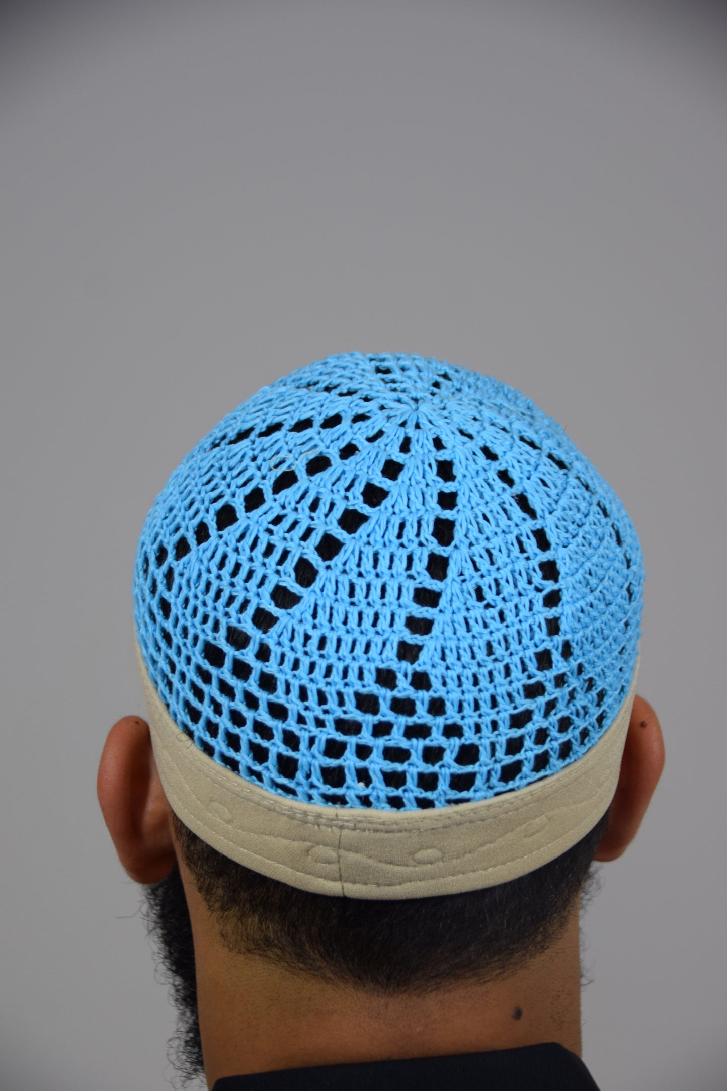 Kufi Egipcio Bordado Clásico – Azul cielo y beige