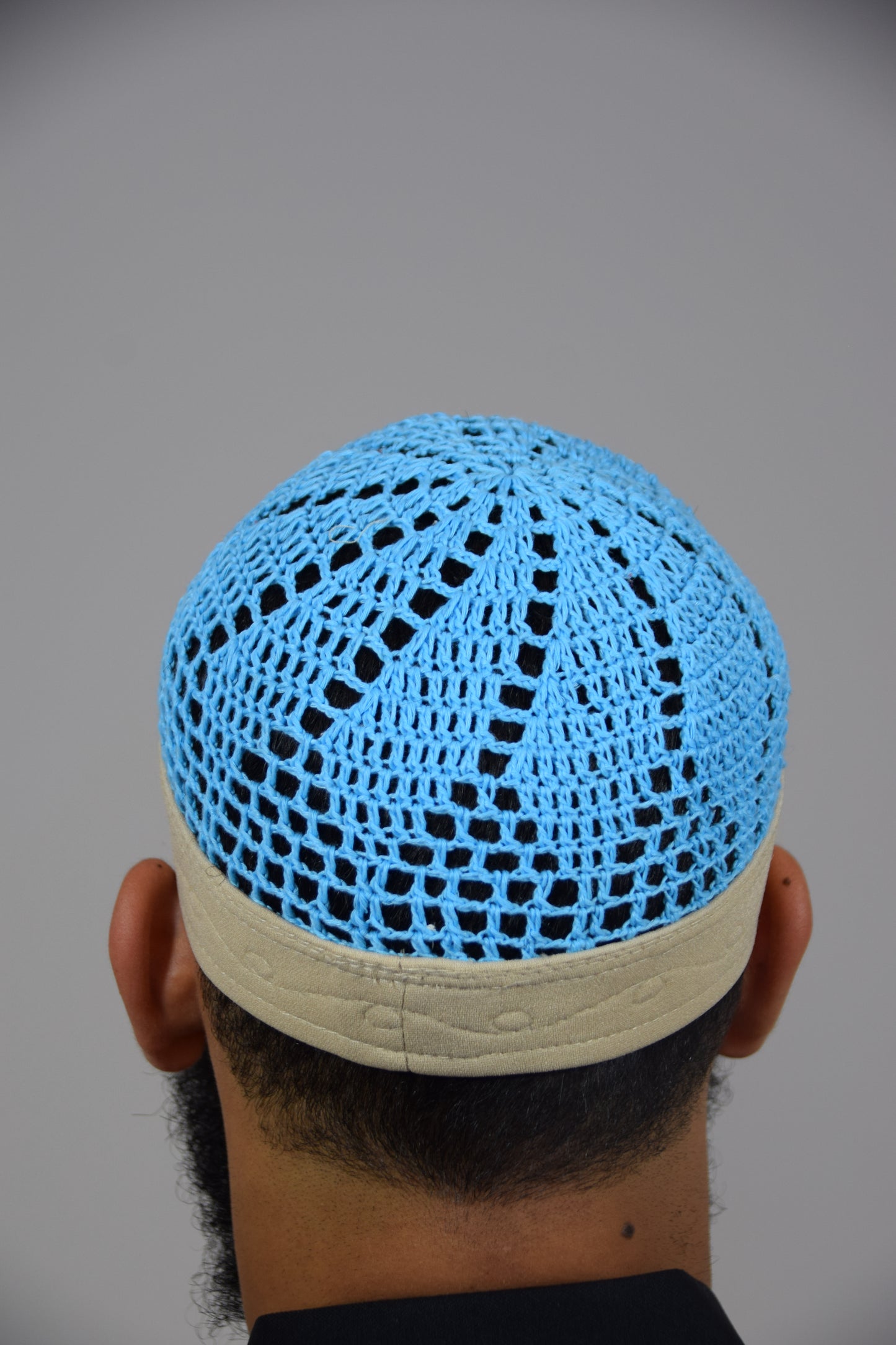 Kufi Egipcio Bordado Clásico – Azul cielo y beige