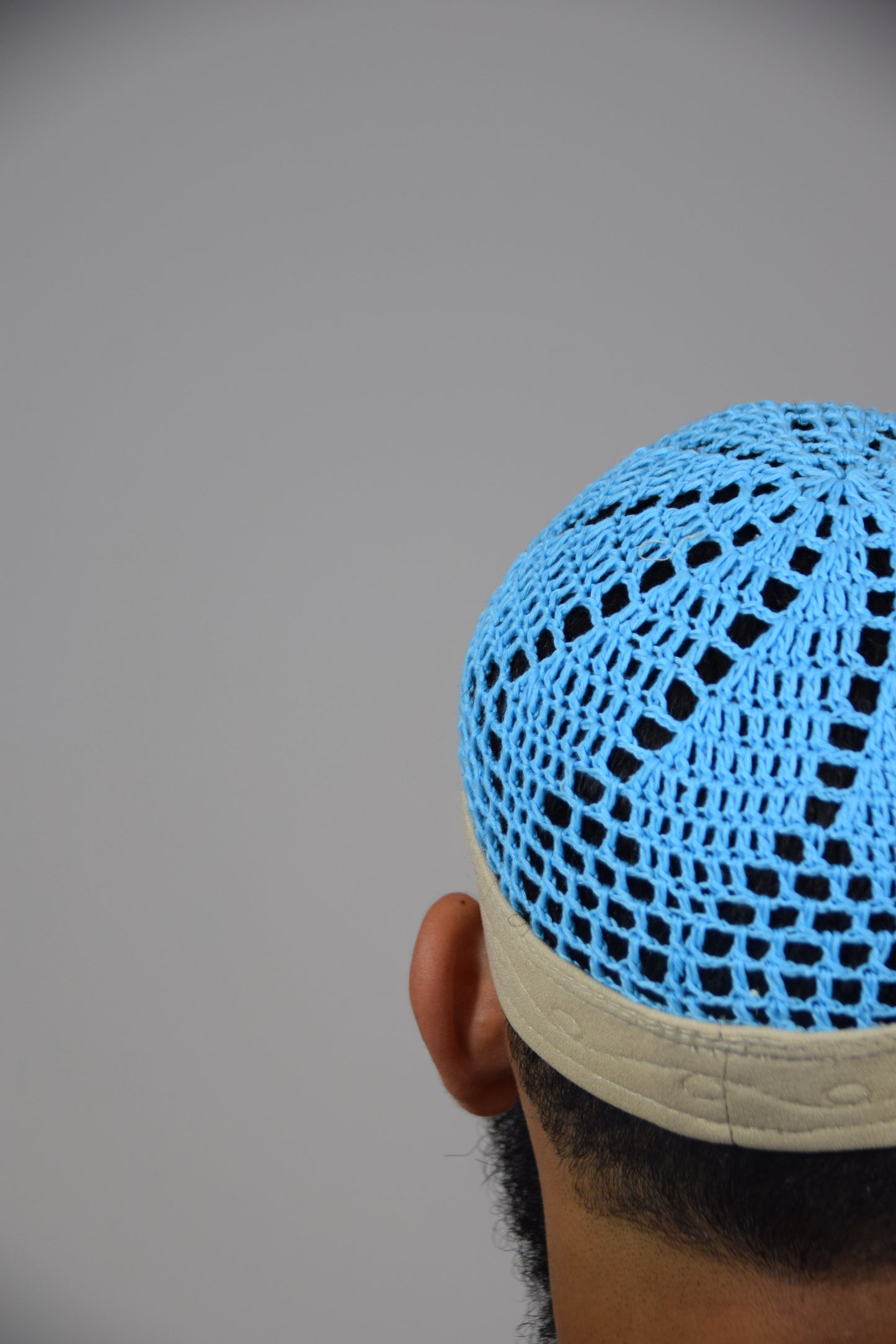 Kufi Egipcio Bordado Clásico – Azul cielo y beige