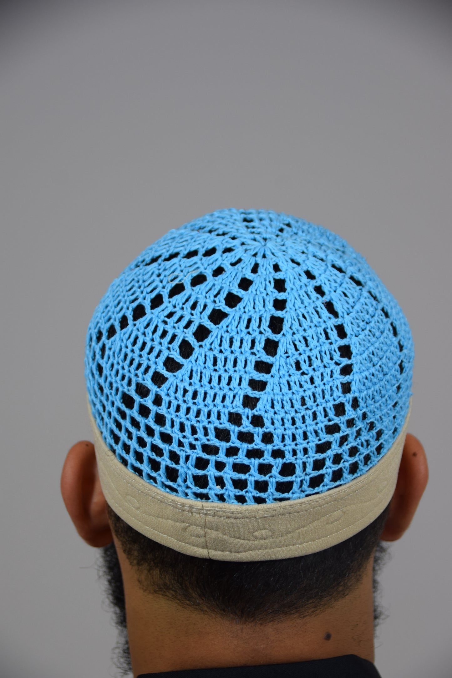 Kufi Egipcio Bordado Clásico – Azul cielo y beige