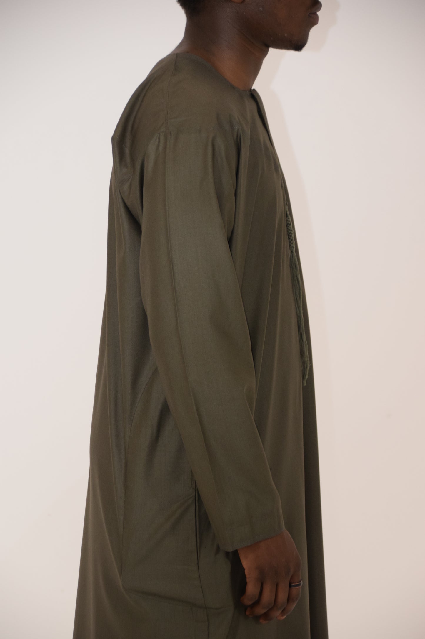Thobe Emirati Hannawi (Verde oliva oscuro)