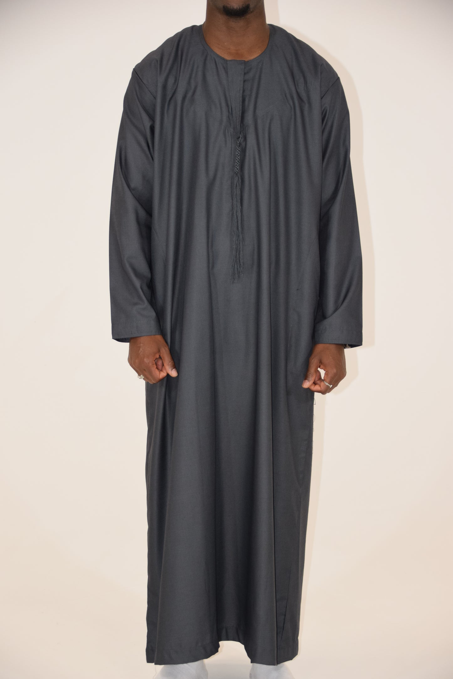 Thobe Emirati Hannawi - Gris Oscuro