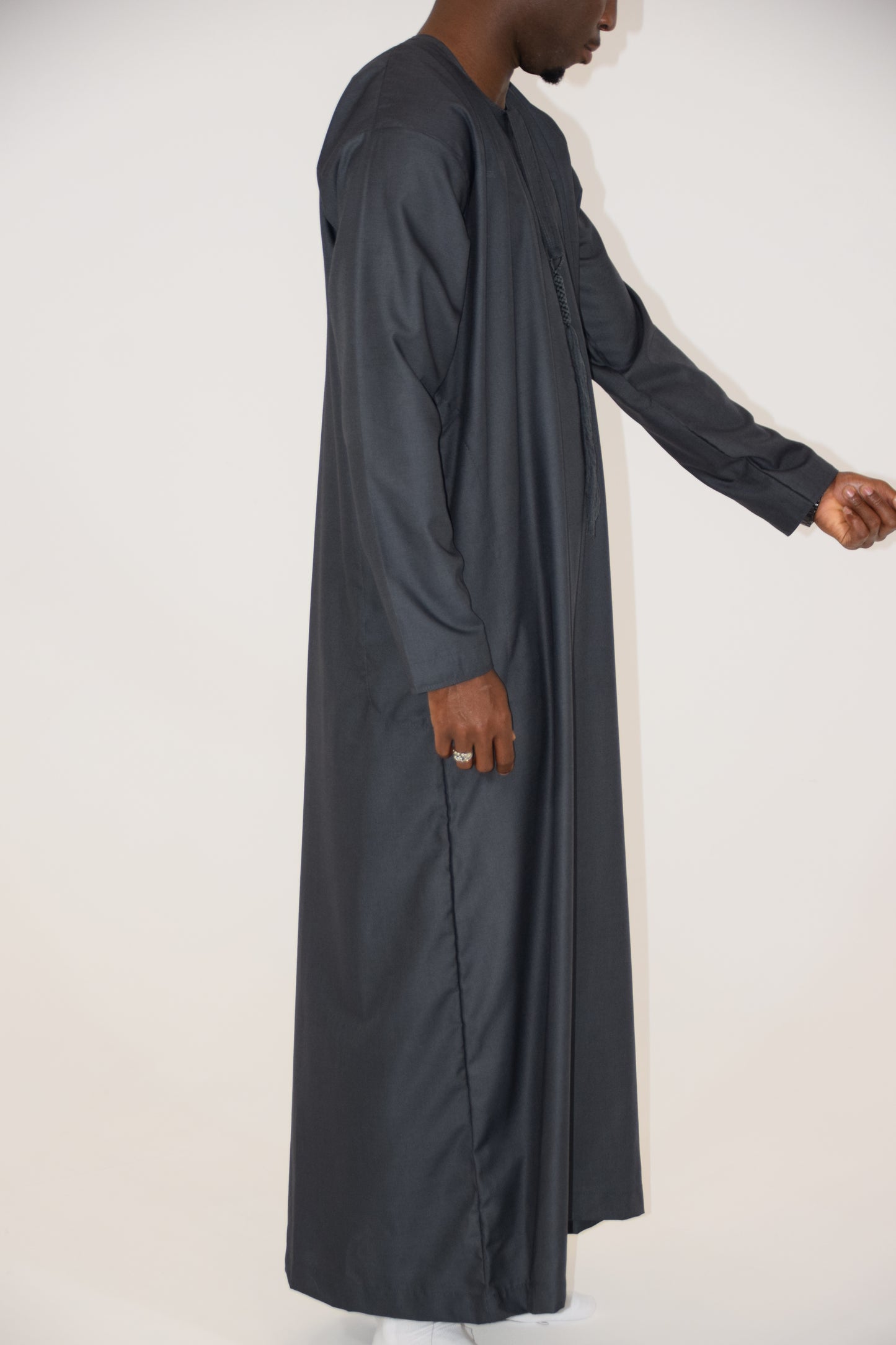 Thobe Emirati Hannawi - Gris Oscuro