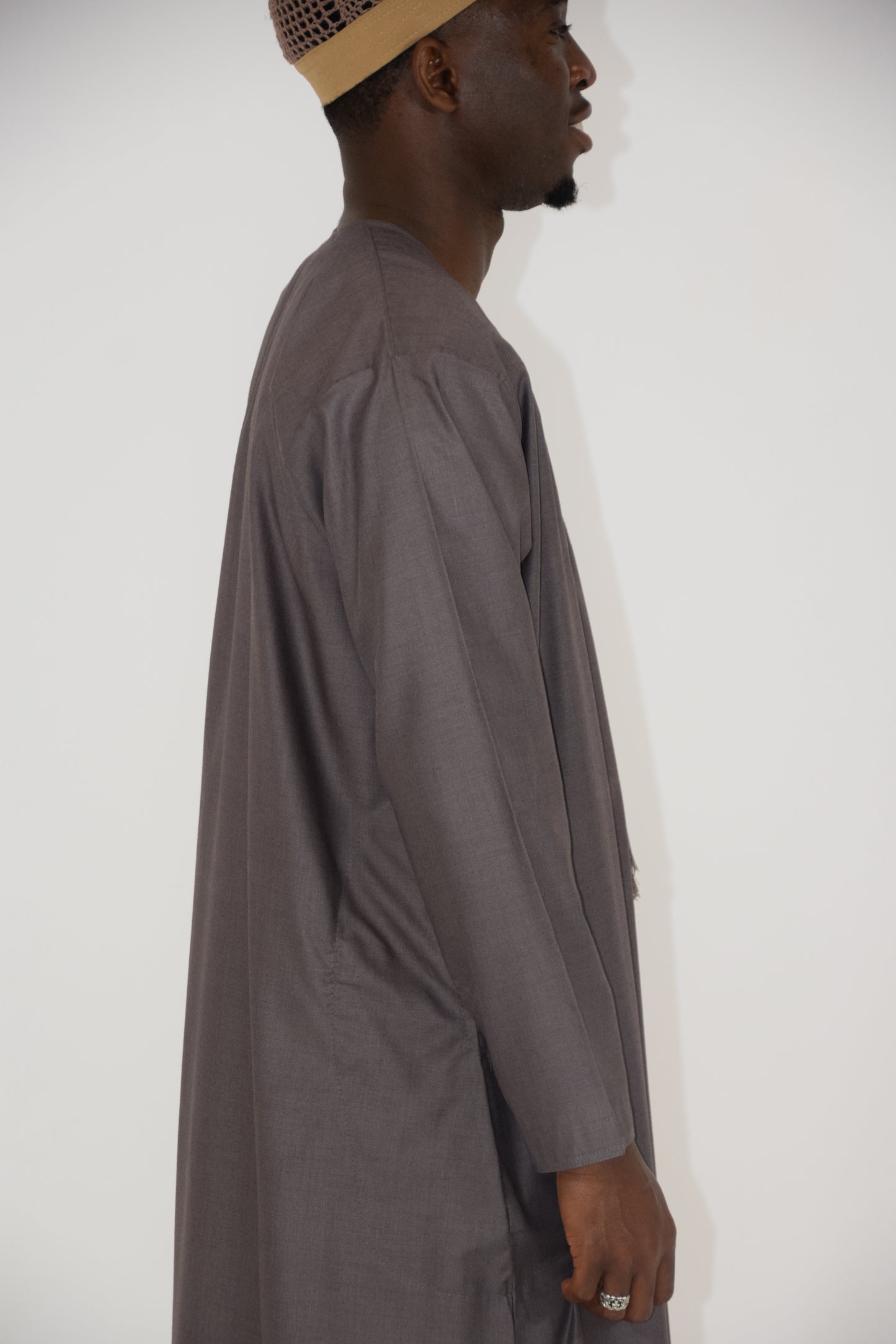 Thobe Emirati Hannawi (Gris oscuro)