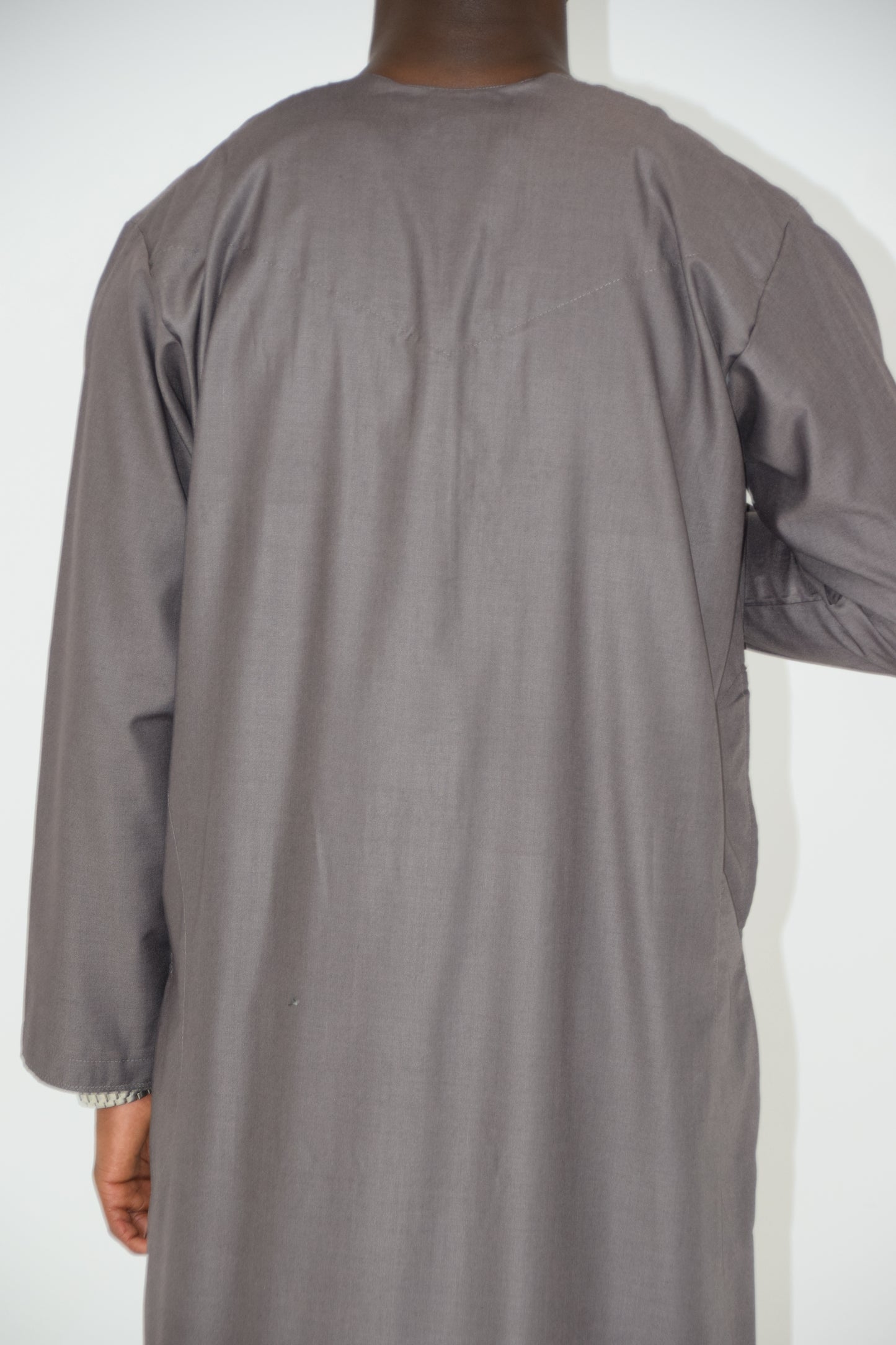 Thobe Emirati Hannawi (Gris oscuro)