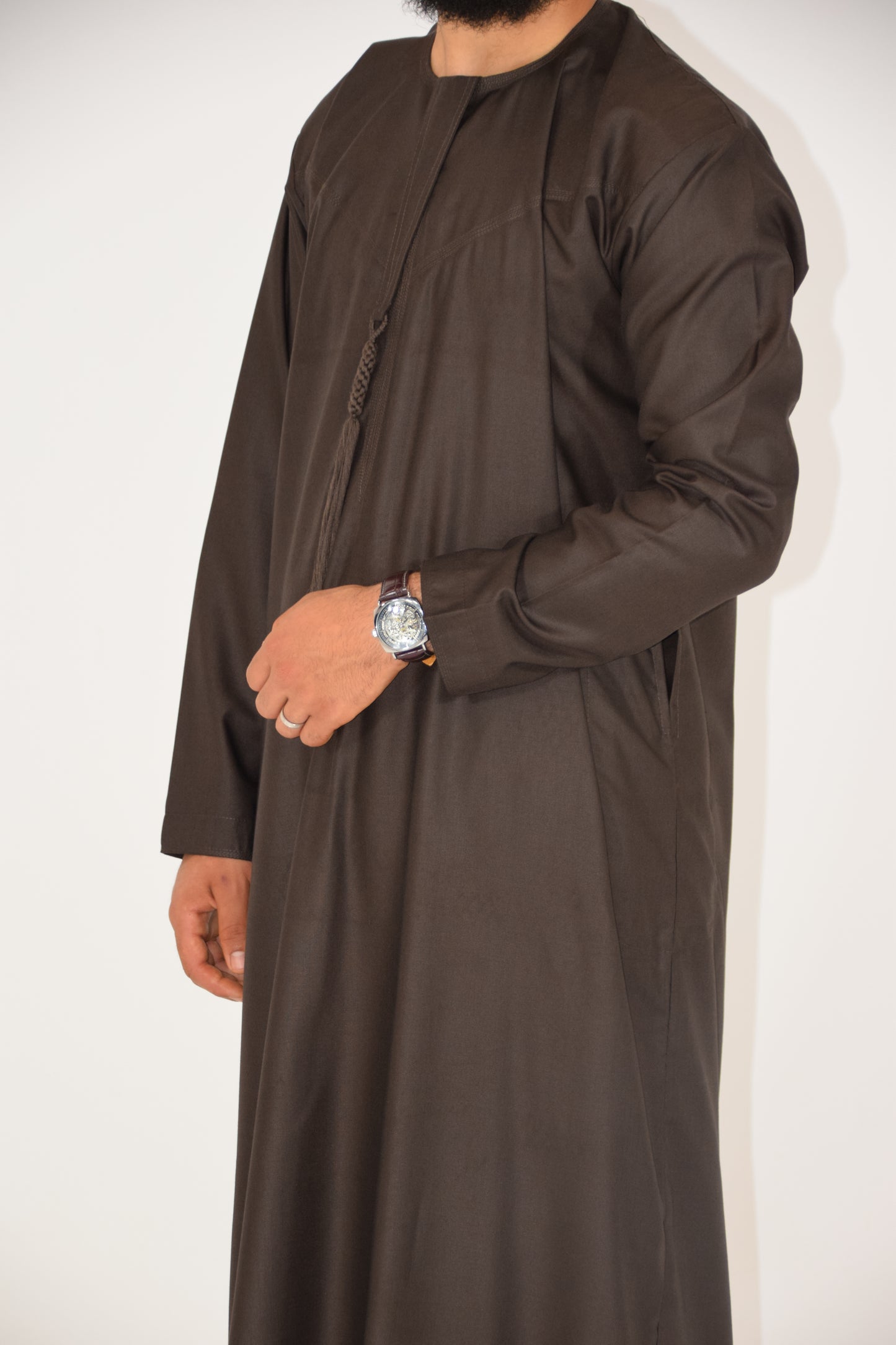 Thobe Emirati Hannawi (Marrón oscuro)