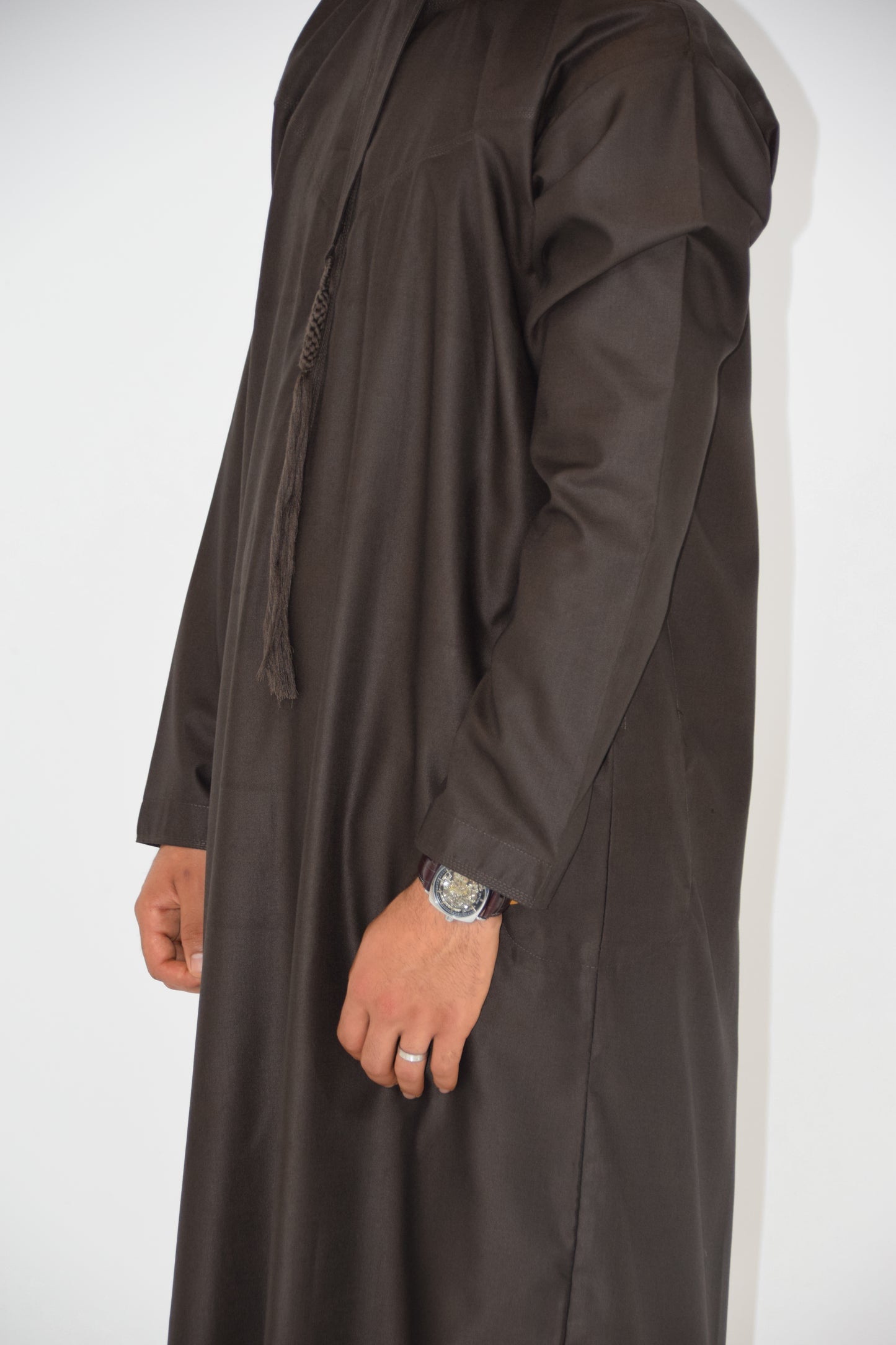 Thobe Emirati Hannawi (Marrón oscuro)