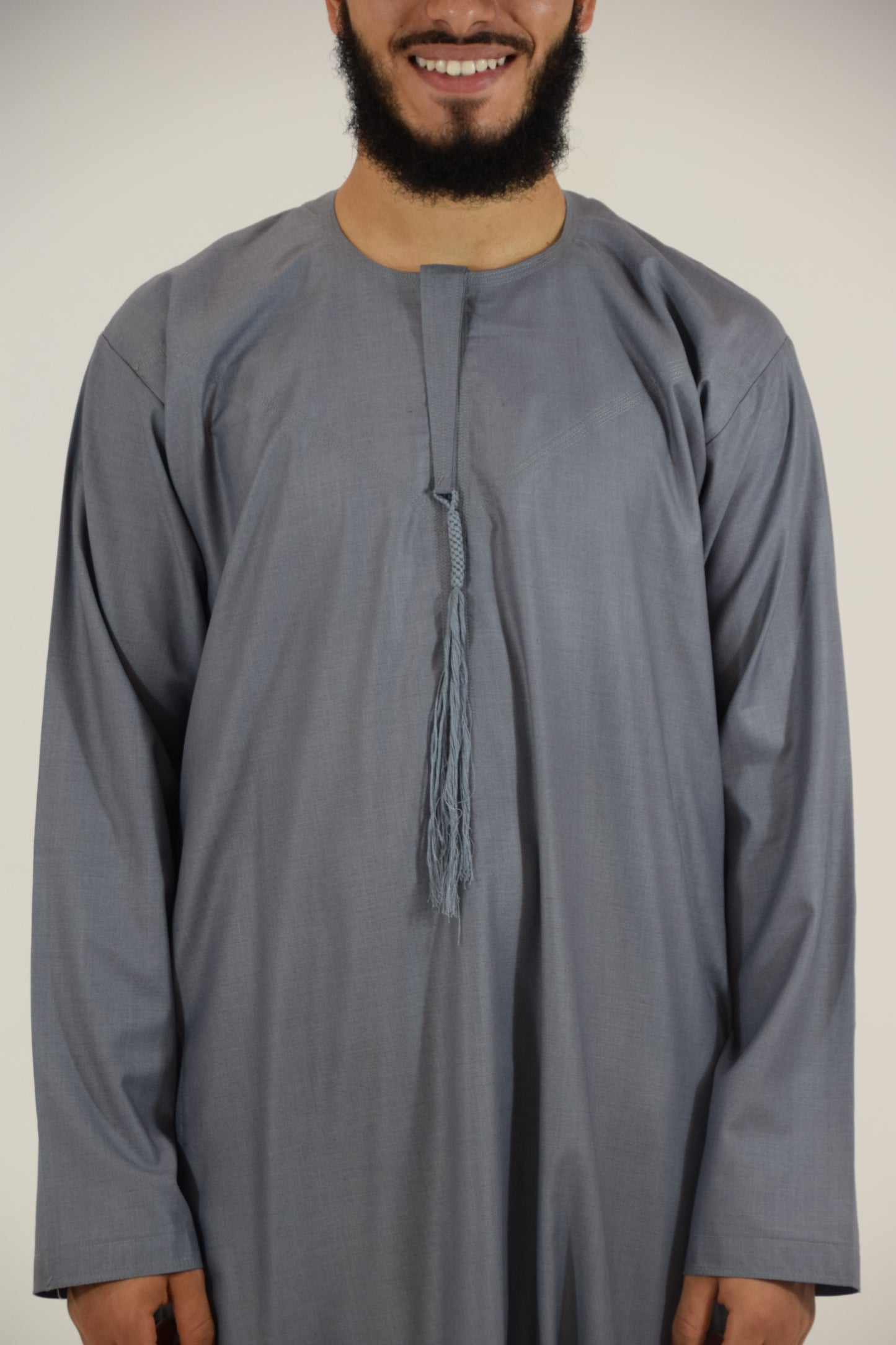 Thobe Emirati Hannawi (Gris azulado)