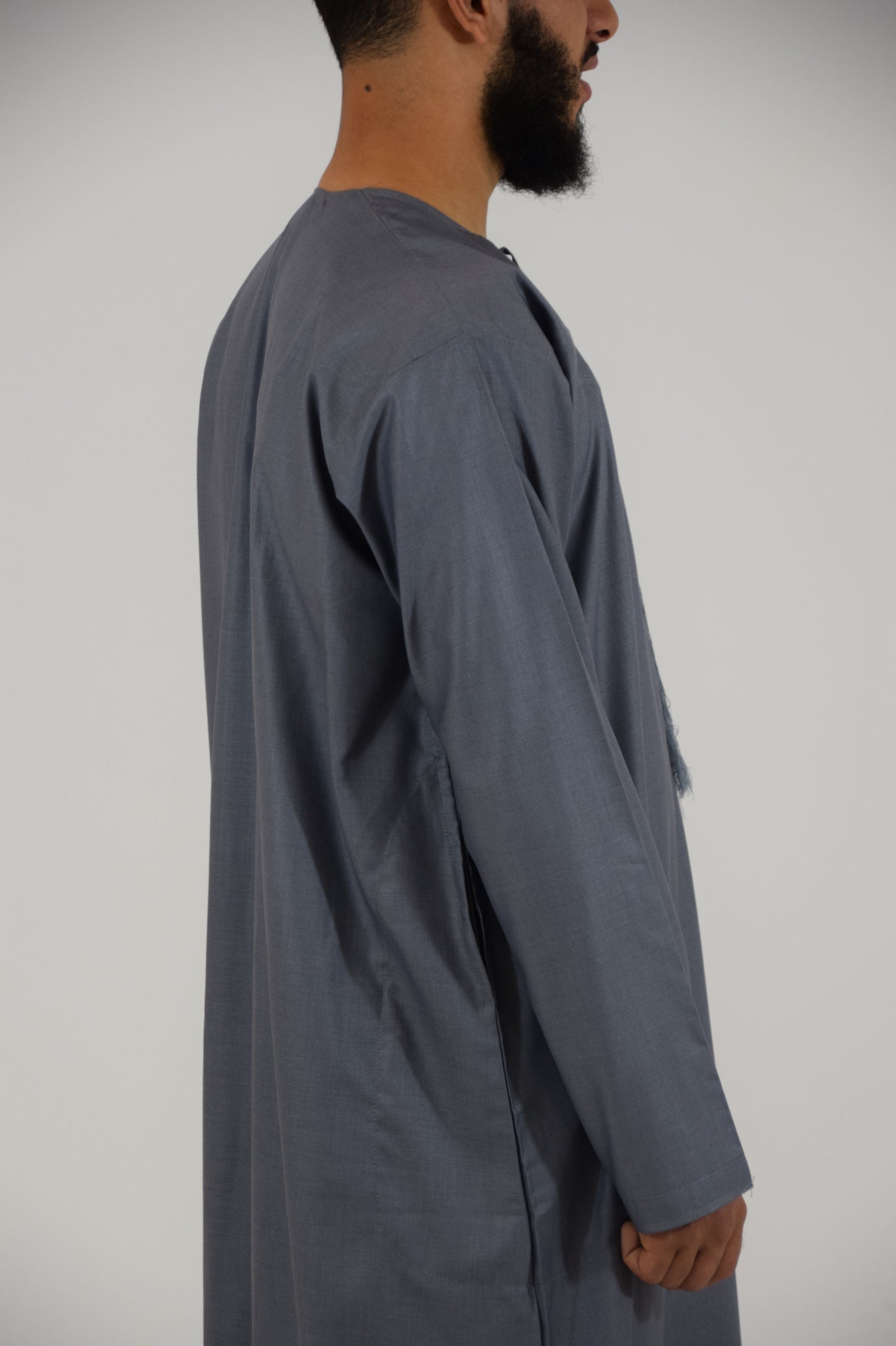 Thobe Emirati Hannawi (Gris azulado)