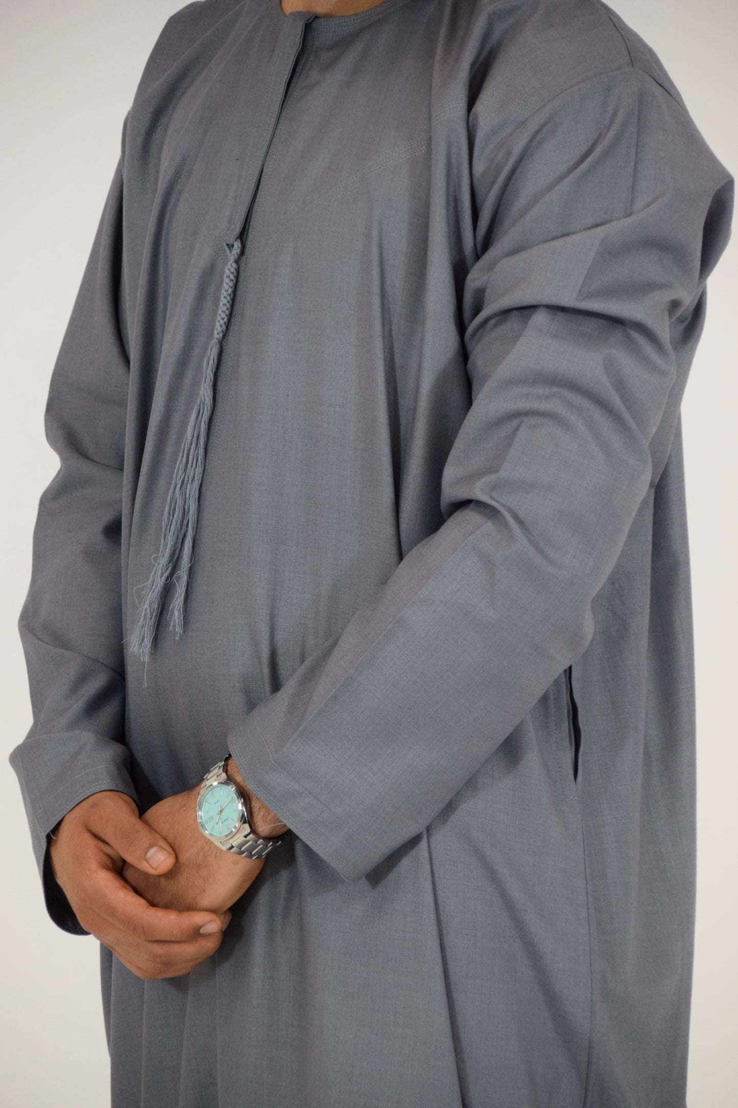Thobe Emirati Hannawi (Gris azulado)
