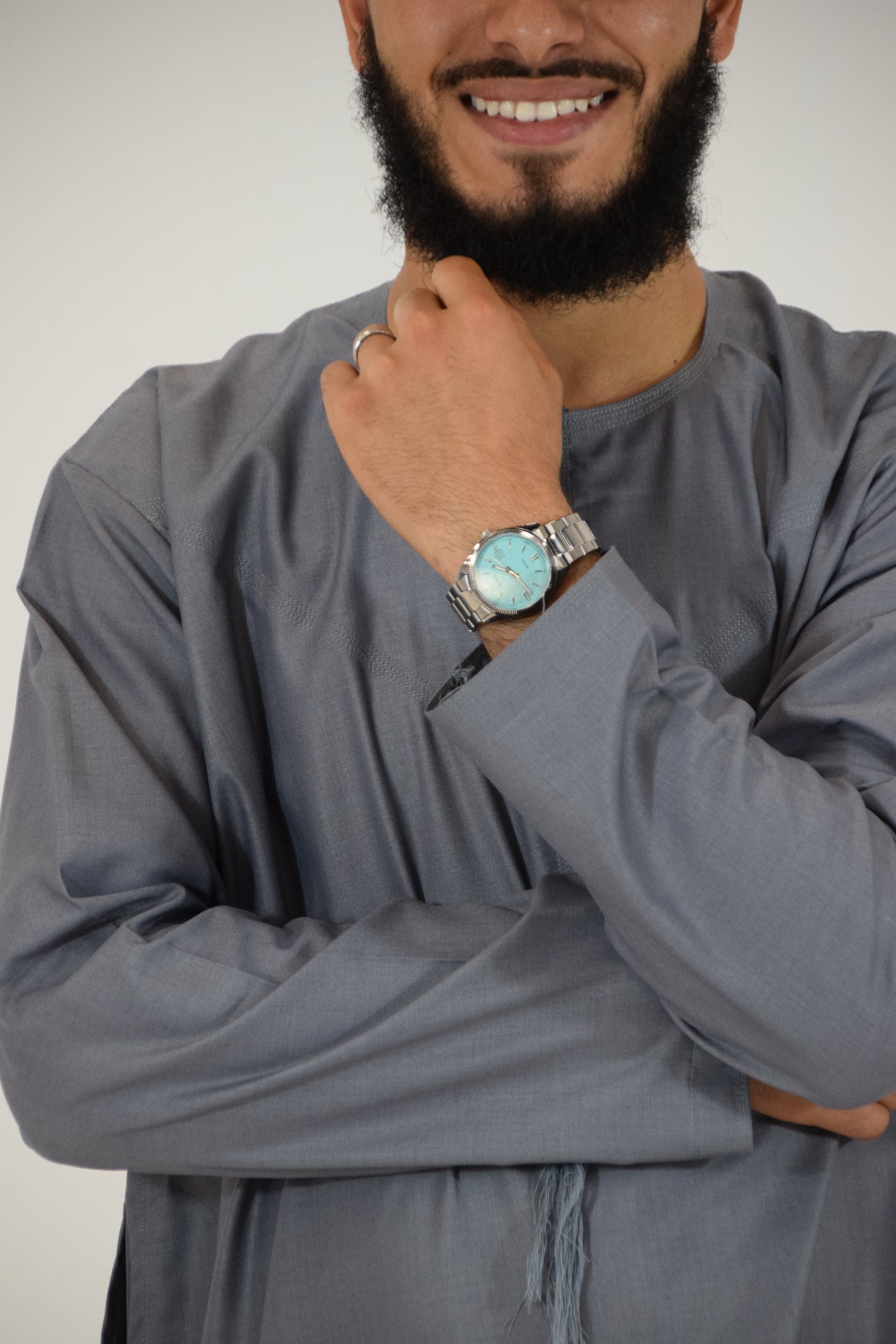 Thobe Emirati Hannawi (Gris azulado)