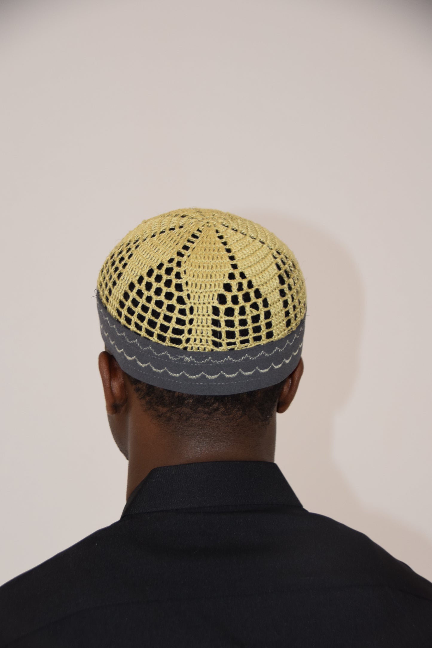 Kufi Egipcio Bordado Clásico – Beige y Gris