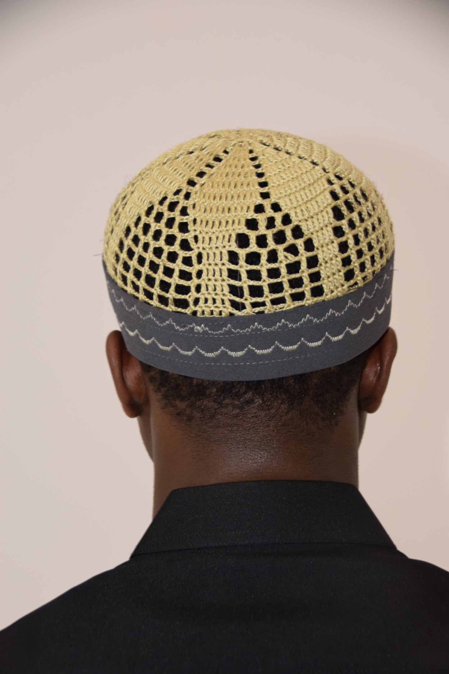 Kufi Egipcio Bordado Clásico – Beige y Gris