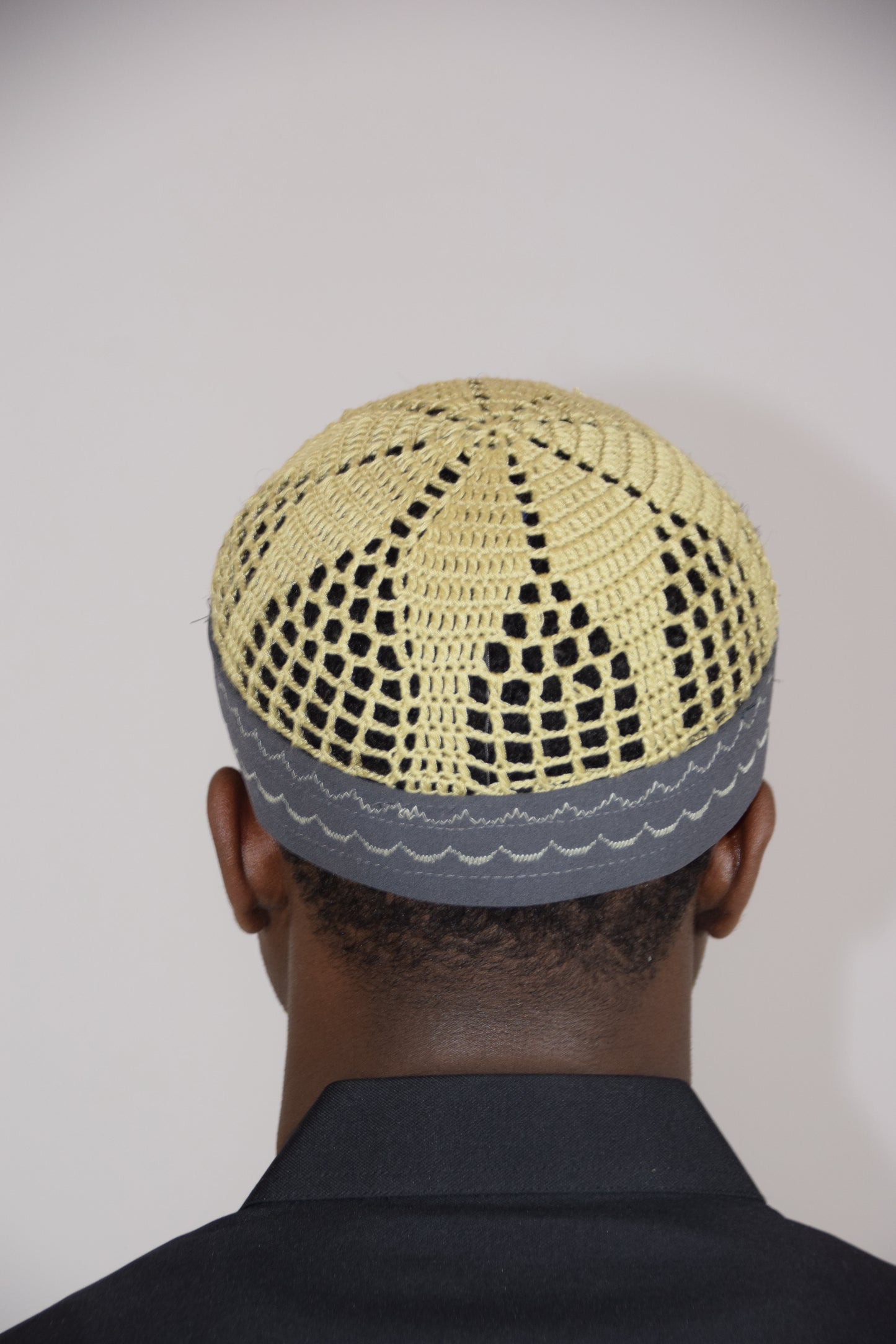 Kufi Egipcio Bordado Clásico – Beige y Gris