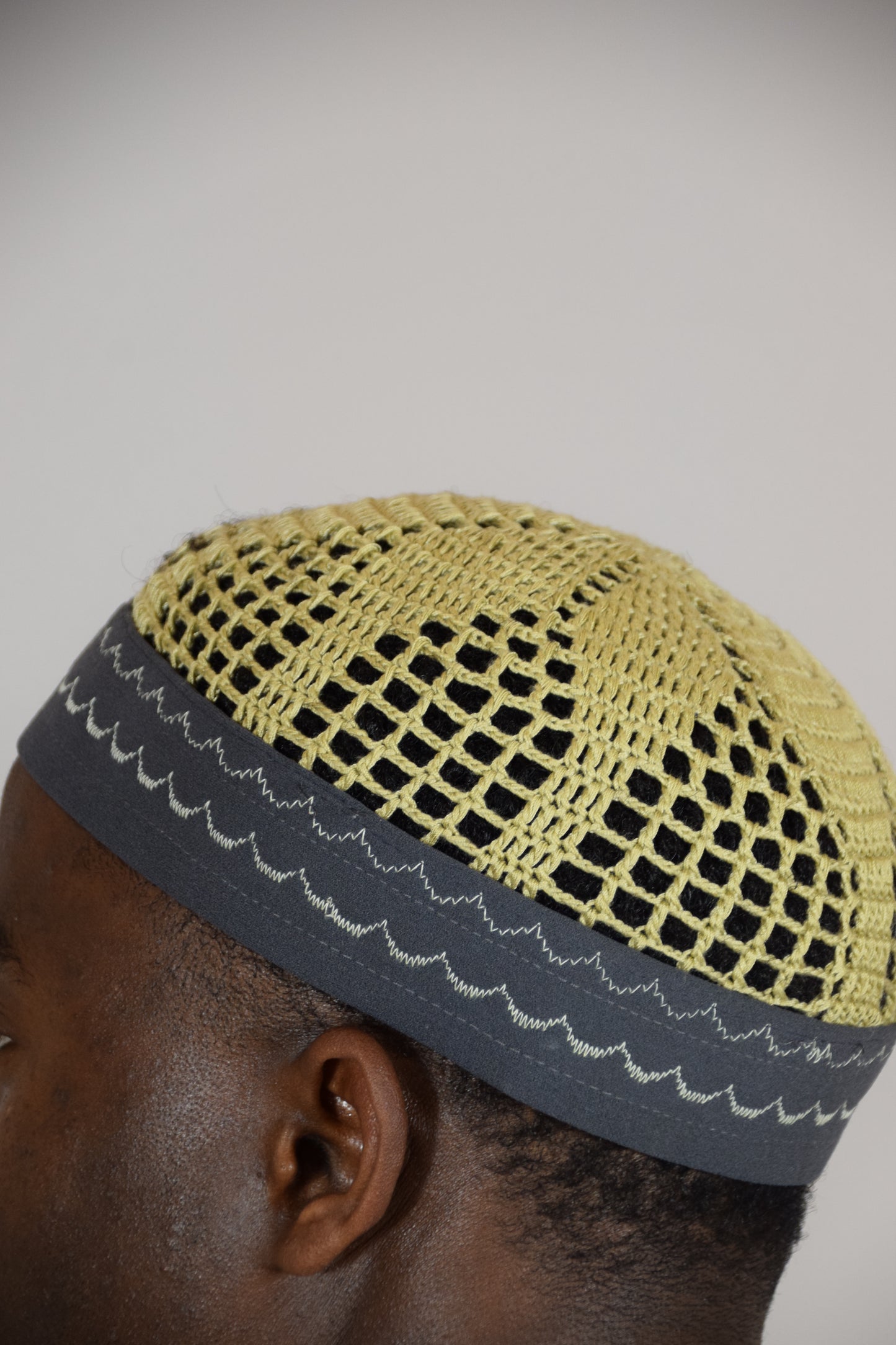 Kufi Egipcio Bordado Clásico – Beige y Gris