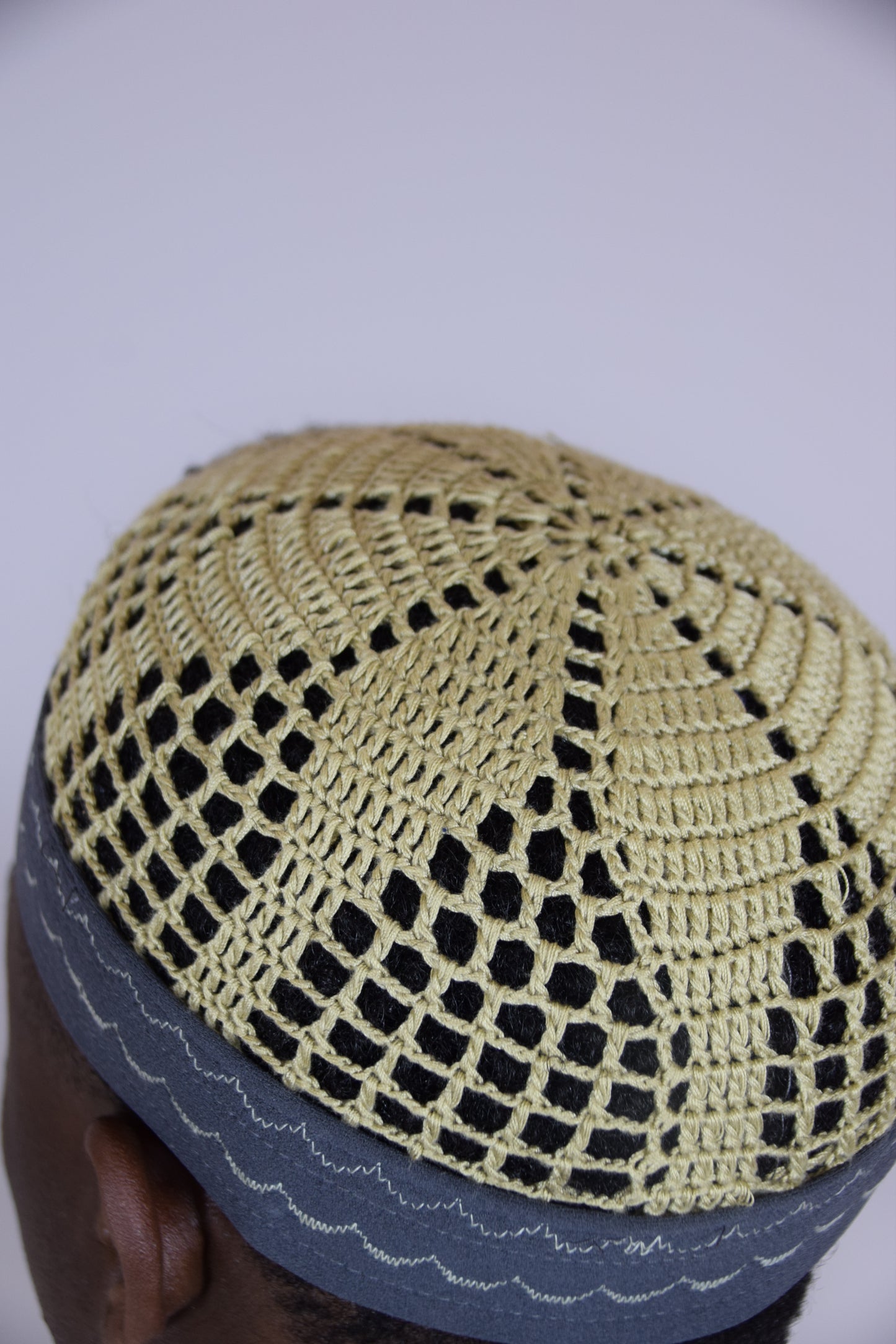 Kufi Egipcio Bordado Clásico – Beige y Gris