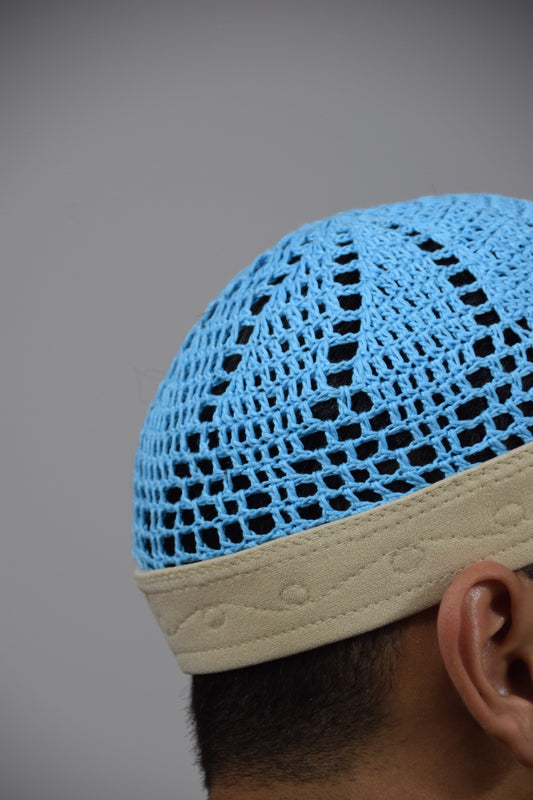 Kufi Egipcio Bordado Clásico – Azul cielo y beige