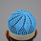 Kufi Egipcio Bordado Clásico – Azul cielo y beige