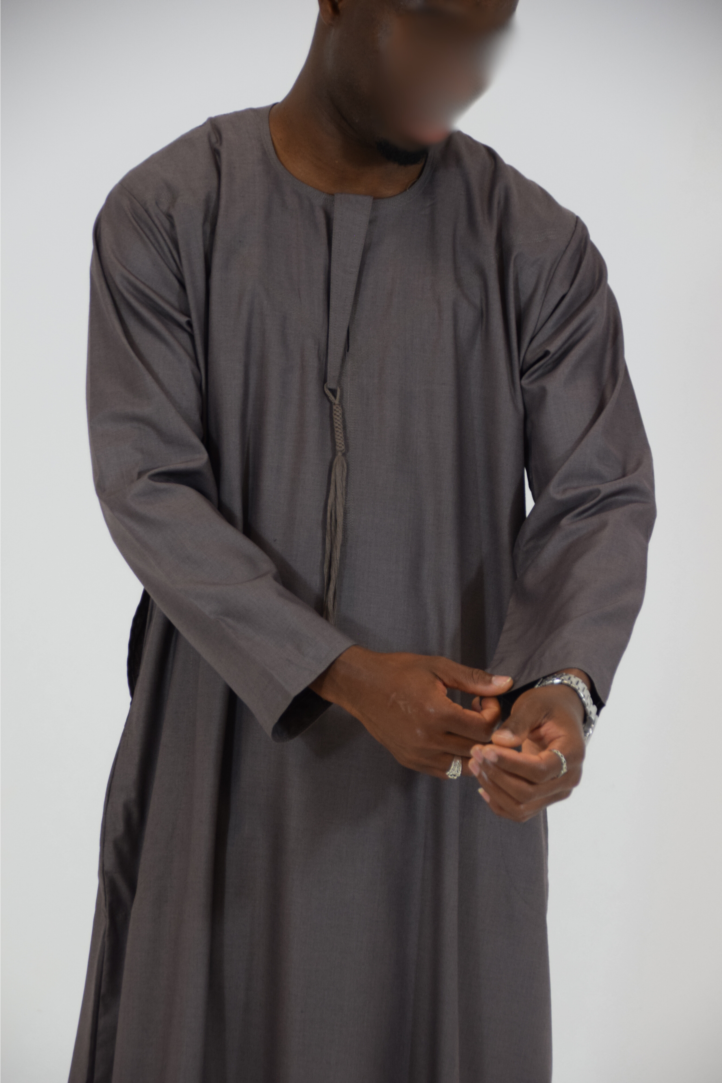 Thobe Emirati Hannawi (Gris oscuro)