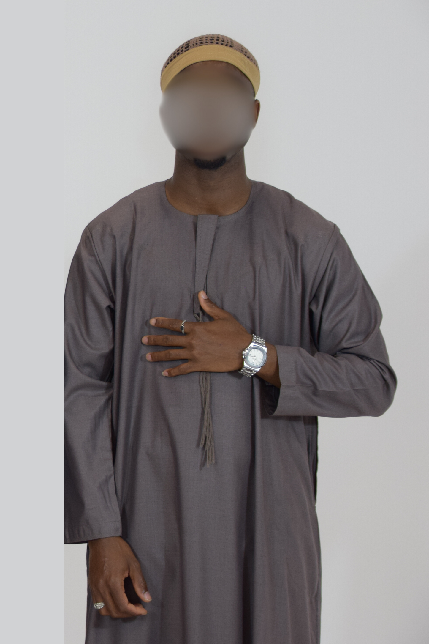 Thobe Emirati Hannawi (Gris Oscuro con Matiz marrón)
